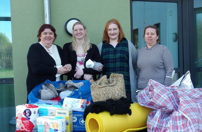 (LWL/Herstell): Bärbel Bajohr, Svenja Magiera, Anna Burrichter und Yuliya Arashkevych mit einem kleinen Bruchteil der von ihnen gesammelten Spenden.