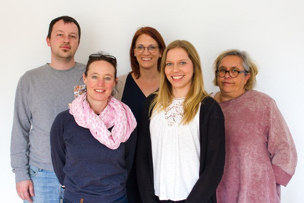 Das fünfköpfige Team der Kontaktstelle in Brackel lächelt freundlich in die Kamera
