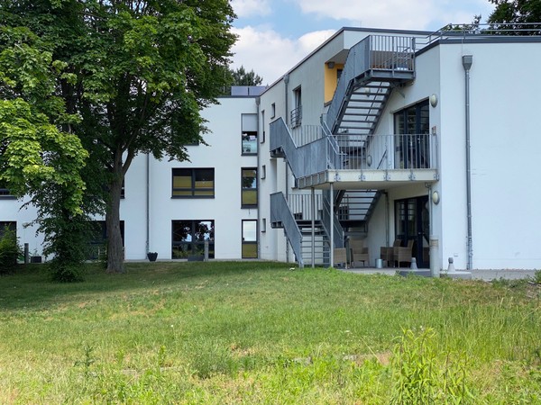Das Wohnhaus von der Gartenseite betrachtet.