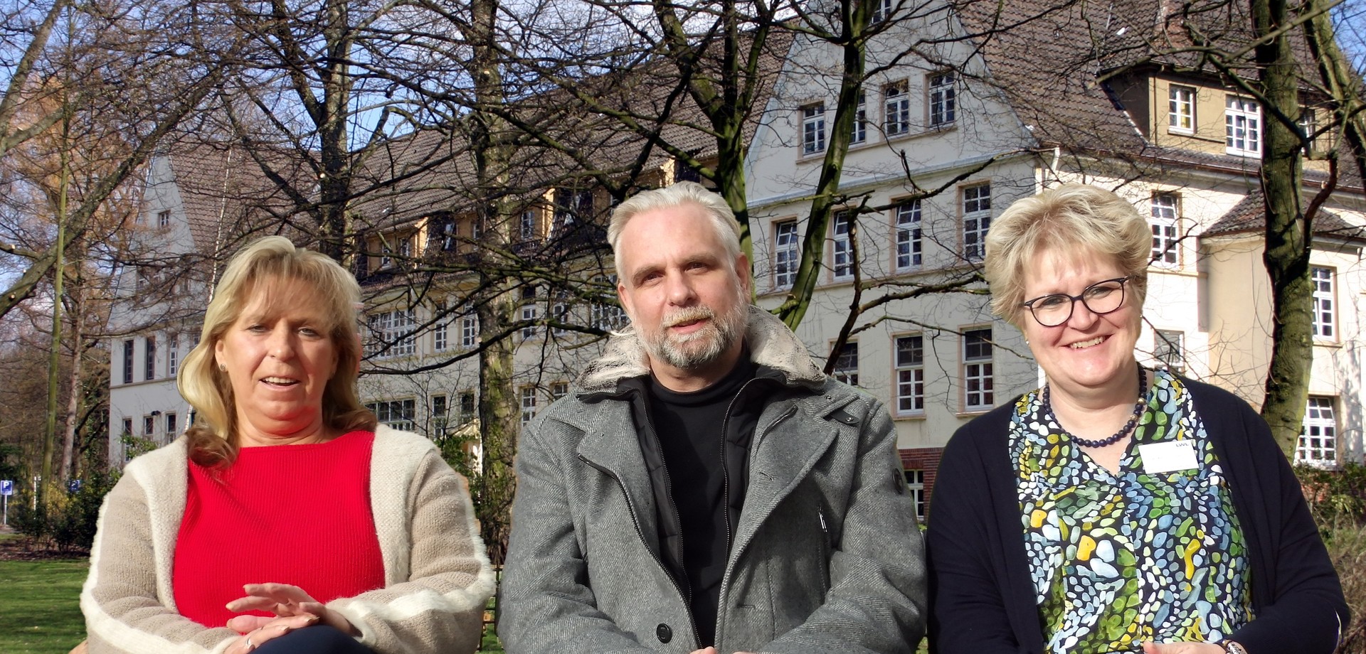 Andrea Gutwed, Martin Klingbeil und Kerstin Ebert vor dem Rosenberg-Haus