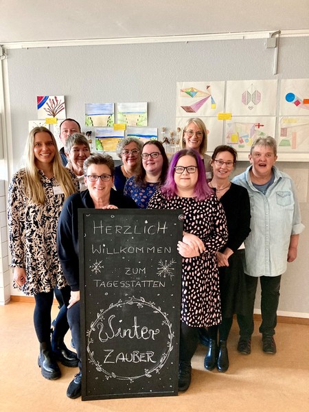 Das Team mit Besucher:innen der Tagesstätte
