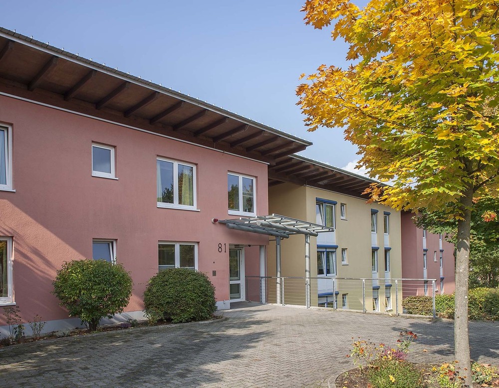 Die Fassade und der Eingangsbereich des Karl-Otto-Stoffer-Hauses inHemer