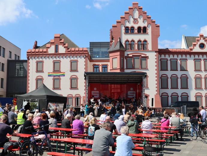 Orchester auf einer Bühne (vergrößerte Bildansicht wird geöffnet)