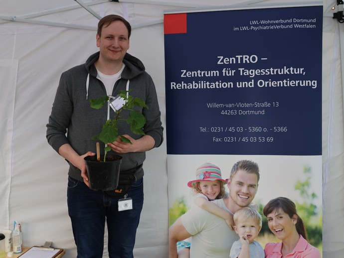 Mathis sWagner hält ein selbst gezogene Pflanze (vergrößerte Bildansicht wird geöffnet)