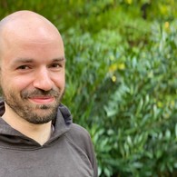 Ein junger Mann lächelt freundlich in die Kamera Ein junger Mann lächelt freundlich in die Kamera