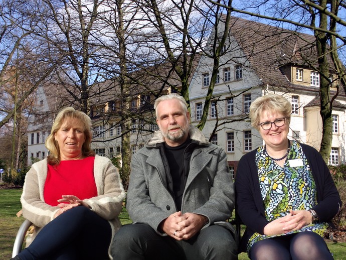 Frau Gudwet, Herr Klingbeil und Frau Ebert vor dem Rosenberg-Haus